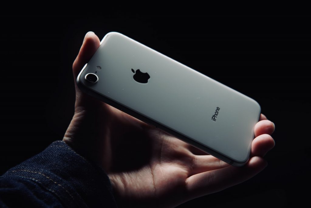 Ausrangierte Smartphones: Das iPhone ist besonders wertvoll und reparaturfreundlich / Foto: Unsplash Serwin365