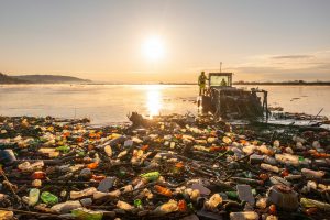 Greentech-Startup everwave und Audi fischen Plastikmüll aus Donau