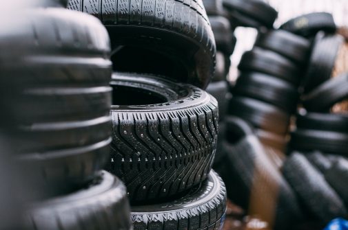 Der Auto-Reifen-Abrieb von Elektroautos ist sind ein massives Problem für die Umwelt. Foto: Robert Laursoo via Unsplash