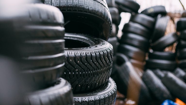 Der Auto-Reifen-Abrieb von Elektroautos ist sind ein massives Problem für die Umwelt. Foto: Robert Laursoo via Unsplash