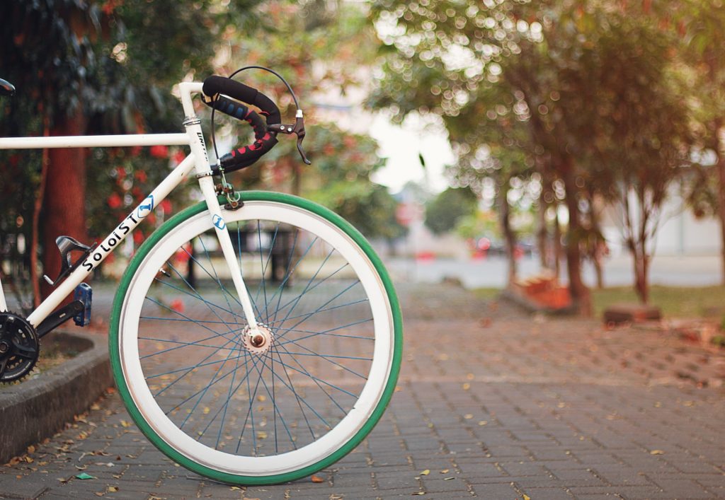 fahrrad-rennrad-greencity-rizki-yulian-ZBM9h6Es6IA-unsplash