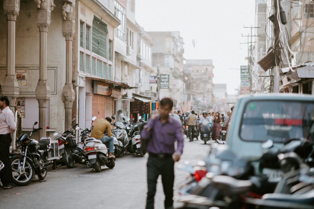 Indien Traffic city Stadt Verkehr Green City. Foto: Annie Spratt Unsplash