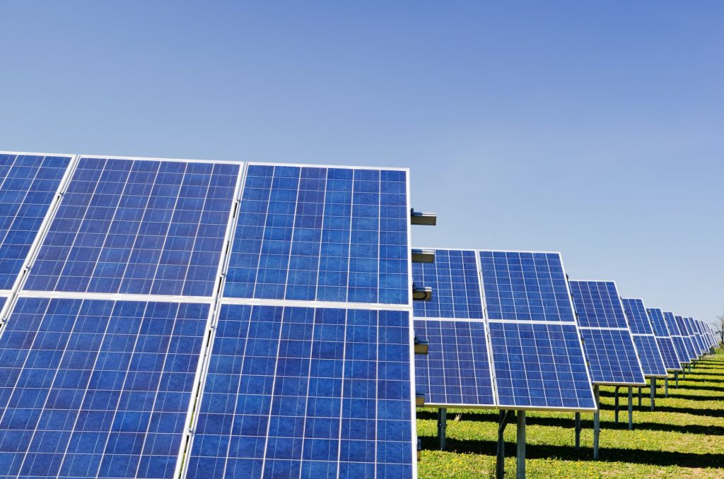 Erneuerbare Energien wie Windkraft und Solar-Energie im Fokus. Foto: Zbynek Burival via Unsplash