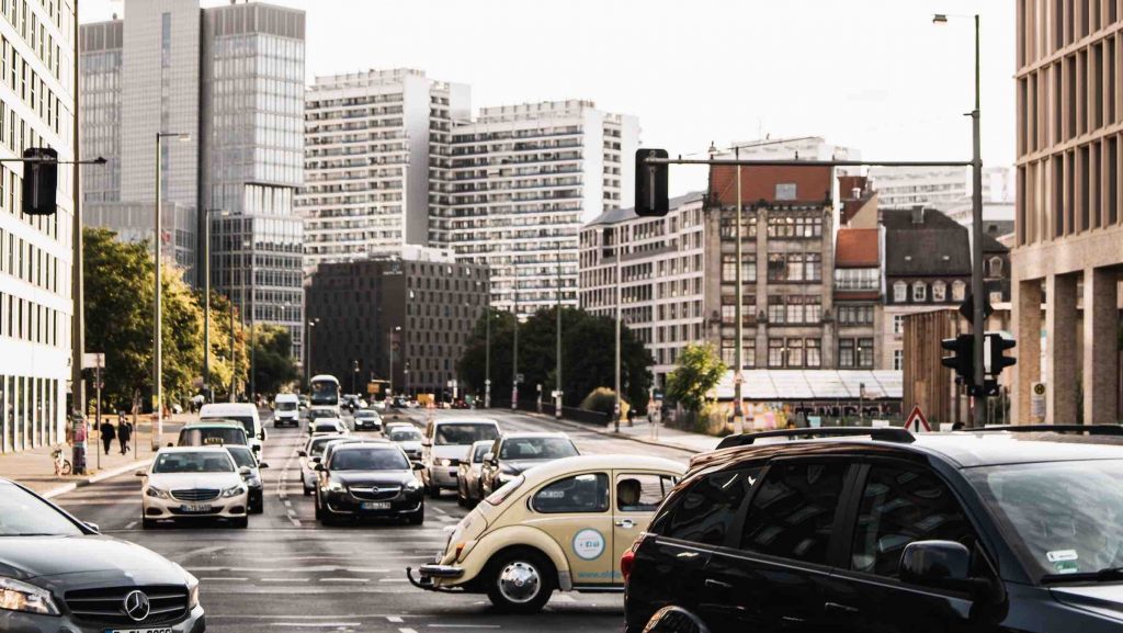 Autoverkehr in Berlin - Foto Felix Neudecker via Unsplash