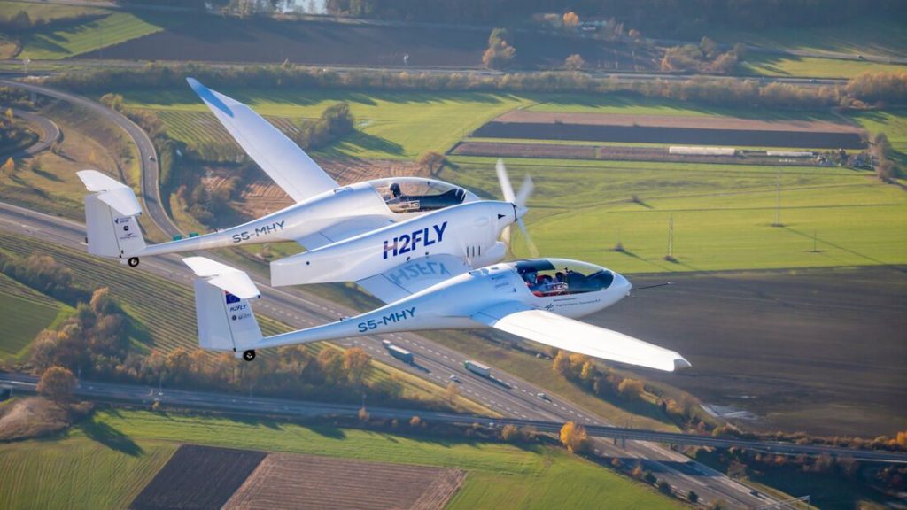 Wasserstoff Flugzeug Brennstoffzelle HY4 Gruener fliegen