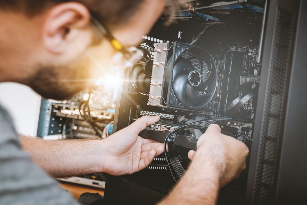 Computer Reparatur ist nachhaltiger als Neukauf. Foto: Jeshoots Com via Unsplash