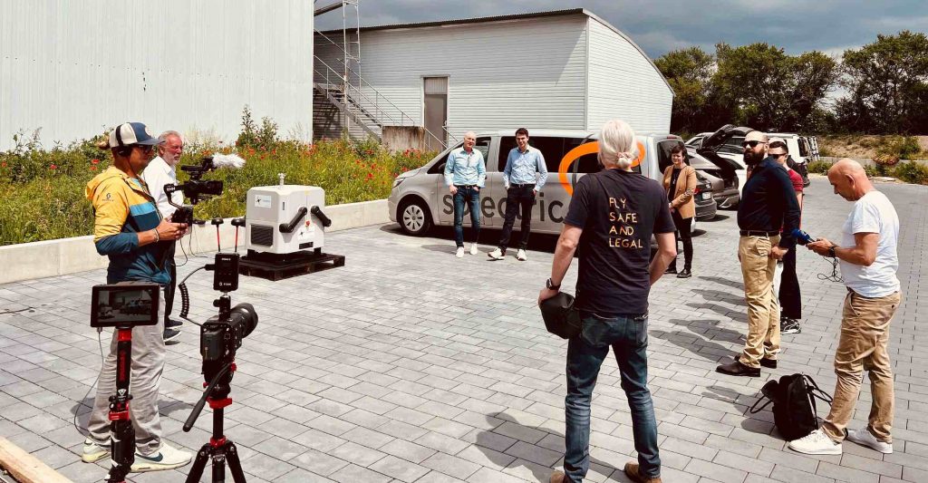 Solectric Klimaschutz mit Drohne - kann Solarpanels und Windräder inspizieren