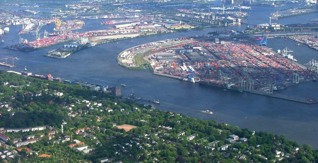 Hamburger Hafen Luftbild Merlin Senger wikipedia cc /Von Merlin Senger, CC BY-SA 3.0, https://commons.wikimedia.org/w/index.php?curid=933924