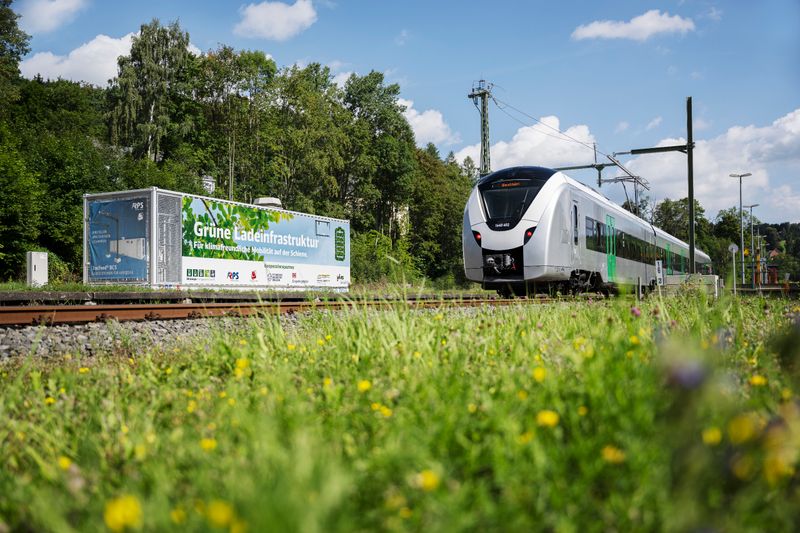 Bahnforscher stellen neue Ladestation für Akkuzüge vor. Foto Max Lautenschläger/DB Energie GmbH