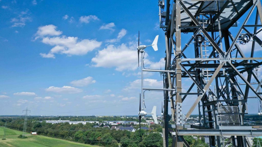 Greentech Vantage Towers Mowea Mobilfunk-Mast mit Wind-Turbine Troisdorf