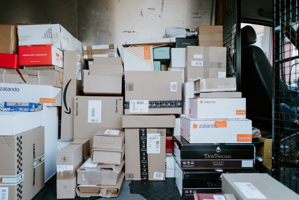 E-Commerce Onlineshop Paket Retoure. Foto: Claudio Schwarz via: Unsplash