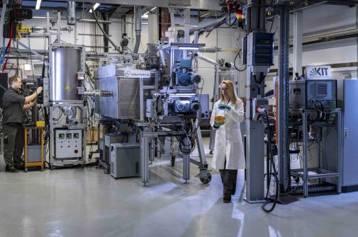 Entwicklungsplattform für nachhaltige Kreislaufwirtschaft von Recycling biologischer Reststoffe auf Kunststoffabfälle erweitert - Demonstration neuer Technologien im Pilotmaßstab. Foto KIT