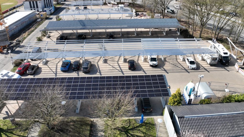 Greentech Solar PV Anlage auf Parkplatz. Foto LLE NRW