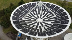 Greentech clever gedacht: Alte Satellitenschüsseln werden zu Solar-Strom-Anlagen