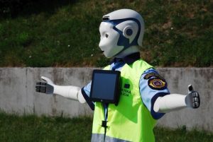 Impact Tech: KI trifft Verkehrssicherheit - KIT testet sprechenden Roboter als „digitalen Schutzenge...