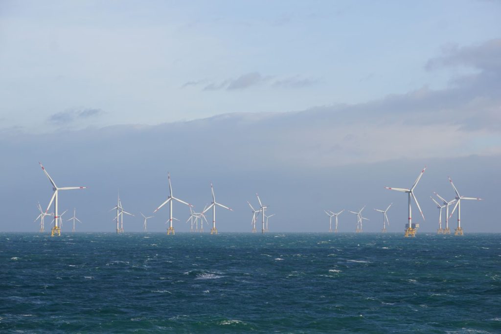 © Fraunhofer IWES Windenergieanlagen befinden sich häufig im Meer und sind damit für Wartungsarbeiten nur schwer zugänglich. Ein neuer Chip soll helfen, Schäden aus der Ferne zu erkennen.