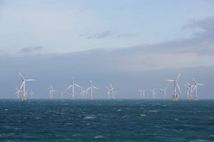 © Fraunhofer IWES Windenergieanlagen befinden sich häufig im Meer und sind damit für Wartungsarbeiten nur schwer zugänglich. Ein neuer Chip soll helfen, Schäden aus der Ferne zu erkennen.
