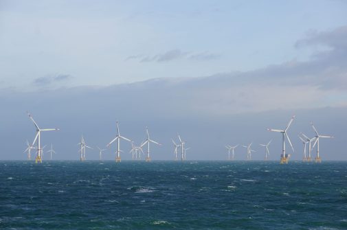 © Fraunhofer IWES Windenergieanlagen befinden sich häufig im Meer und sind damit für Wartungsarbeiten nur schwer zugänglich. Ein neuer Chip soll helfen, Schäden aus der Ferne zu erkennen.