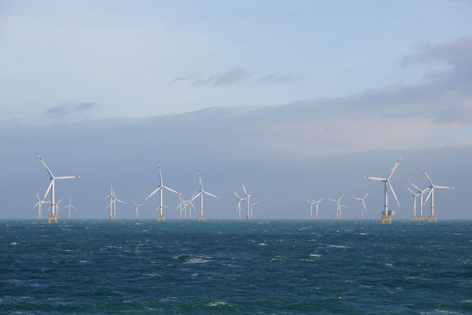 © Fraunhofer IWES Windenergieanlagen befinden sich häufig im Meer und sind damit für Wartungsarbeiten nur schwer zugänglich. Ein neuer Chip soll helfen, Schäden aus der Ferne zu erkennen.