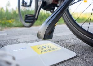 Greentech Bike: Kabellose E-Bike-Ladung - Tiler bringt Laden direkt über den Fahrrad-Ständer
